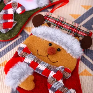 Primo piano di una calza natalizia in peluche a forma di renna con bordo a quadri
