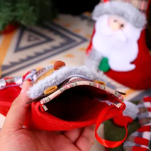 Dettaglio dell'apertura di una calza di Natale in peluche rosso con trama morbida