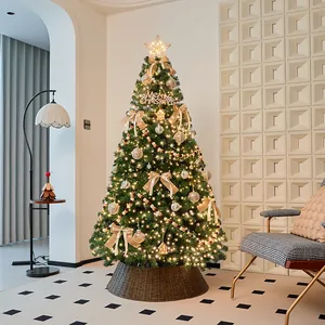 Albero di Natale decorato con nastri dorati e luci LED calde per arredamento delle feste