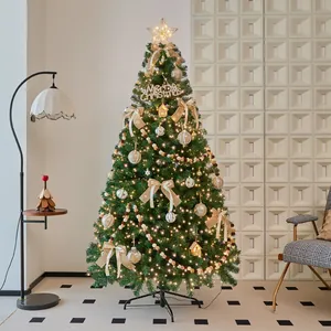 Elegante albero di Natale verde con luci LED calde e ornamenti dorati