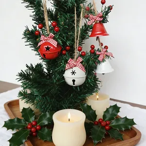 Ornements de cloche de Noël festifs avec nœuds à carreaux rouges et corde de chanvre.