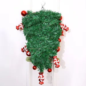 Detailansicht eines künstlichen umgekehrten Weihnachtsbaums mit rotem Süßigkeiten-Dekor