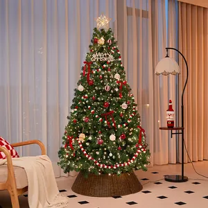 Albero di Natale decorato con luci LED calde, fiocchi rossi e punta a stella