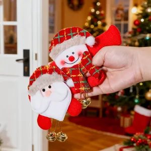 Dettaglio copri-maniglia per porta in peluche Babbo Natale e pupazzo di neve con campanelli.