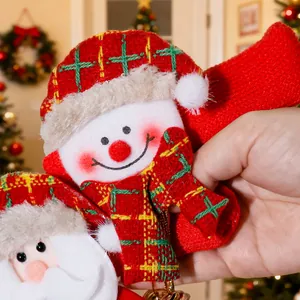 Dettaglio di coprimaniglie per porta in peluche a forma di pupazzo di neve e Babbo Natale