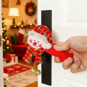 Dettaglio copri maniglia porta natalizio pupazzo di neve con campanelli