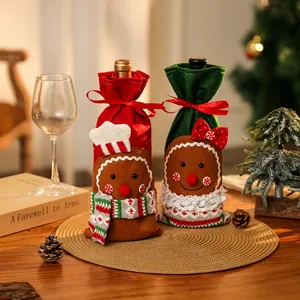 Detalle de las fundas navideñas para botellas de vino con forma de hombre de jengibre