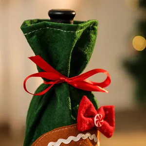 Primer plano de una funda de botella de vino de jengibre festiva con lazo y cinta roja