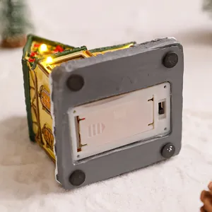 Dettaglio del fondo della casetta di Natale in resina con vano batterie e interruttore
