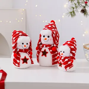 Juego de tres lindos muñecos de nieve de peluche con gorros rojos de punto