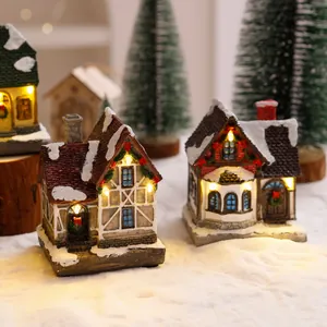Vista dettagliata delle casette di Natale in resina illuminate sulla neve