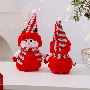 Vista frontal y trasera de un lindo muñeco de nieve de Navidad de felpa roja con bufanda