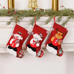 Juego de calcetines de Navidad de arpillera roja con personajes de muñeco de nieve y oso.