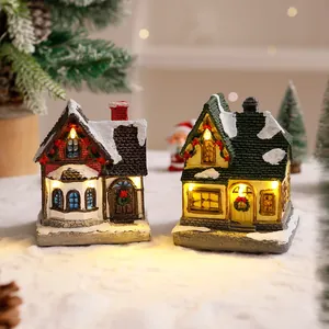 Dettaglio di due casette del villaggio di Natale in resina per micro-paesaggi festivi