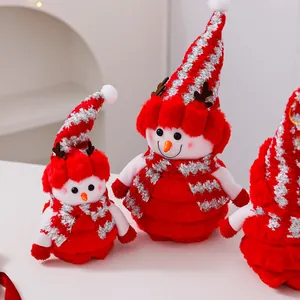 Vista detallada de lindos muñecos de nieve de peluche en rojo y plata para navidad