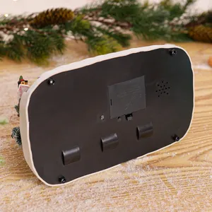 Detailansicht der Unterseite mit Batteriefach und Schalter der Weihnachtsspieluhr-Dekoration