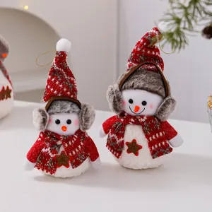 Dos adorables muñecos de nieve de peluche con gorros rojos para decoración navideña