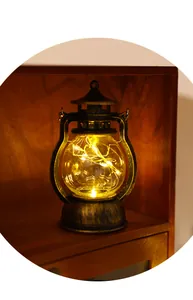 Primer plano de farol LED vintage con luces cálidas en estante de madera café