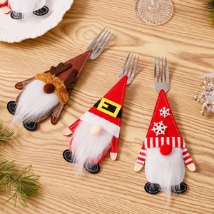 Detailweergave van de kerstkabouter bestekhouders met kerstman- en rendierontwerpen.