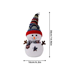 Detalle de peluche de muñeco de nieve con dimensiones: 38 cm de alto y 16 cm de ancho