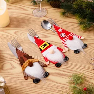 Gedetailleerd overzicht van drie kerstkabouter bestekhouders op een versierde tafel set