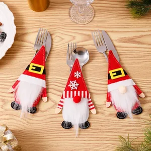 Detailopname van feestelijke kerstkabouter bestekhouders voor de feesttafel
