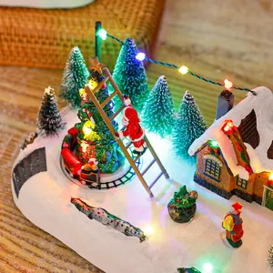 Detailansicht des leuchtenden Weihnachtsbaums und des rotierenden Zuges in der Spieluhr