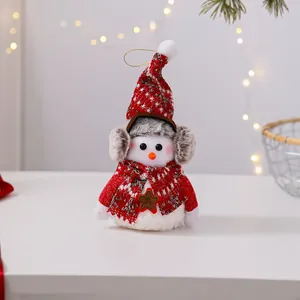 Vista detallada de un lindo muñeco de nieve de peluche navideño con gorro rojo