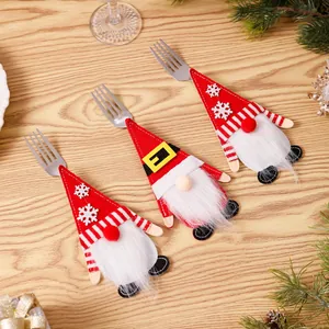 Detailweergave van feestelijke kerstbestekhouders op een houten eettafel