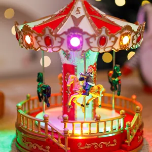 Nahaufnahme einer Weihnachts-Karussell-Spieluhr mit leuchtenden LED-Lichtern