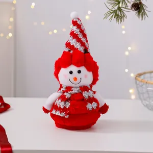 Vista detallada de un simpático muñeco de nieve de peluche rojo y blanco con bufanda festiva