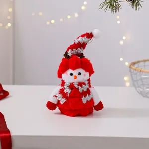 Muñeco de nieve de peluche pequeño con gorro rojo y bufanda de espumillón