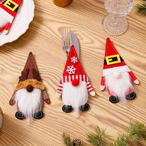 Gedetailleerde weergave van drie kerstkabouter bestekhouders op een houten tafel