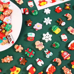 Vielfalt an bunten Weihnachts-Harzanhängern für DIY-Bastelarbeiten und Deko.