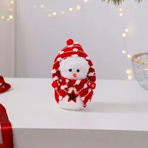 Lindo mini muñeco de nieve de Navidad de peluche con gorro y bufanda de punto rojo.