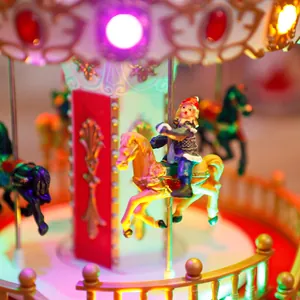 Detailansicht eines Karussell-Spieluhr-Ornaments mit festlicher Beleuchtung