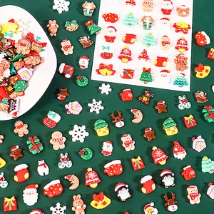 Makroansicht verschiedener Weihnachts-Harzanhänger für DIY-Feiertagsbasteln und Deko