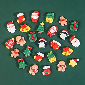 Detailansicht bunter Weihnachts-Resin-Charms für DIY-Feiertagsdekorationen und Bastelarbeiten.