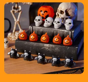 Gedetailleerd overzicht van verschillende Halloween LED-ringen met pompoen en schedel