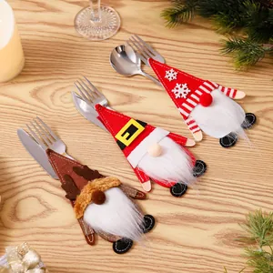 Feestelijke kerstkabouter bestekhouders voor tafeldecoratie met kerstthema's