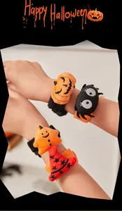 Detailopname van schattige Halloween pluche polsbandjes met pompoen en spin ontwerpen
