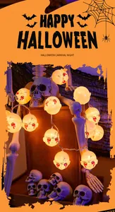 Nahaufnahme gruseliger Babykopf-LED-Lichterketten für schaurige Halloween-Partydekorationen