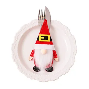 Kerst kabouter bestekhouder met rode Kerstmuts ontwerp op een wit keramisch bord