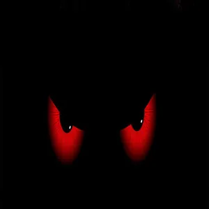 Primer plano de ojos rojos brillantes para decoración de jardín de Halloween exterior