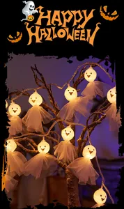 Nahaufnahme von leuchtenden Geist-LED-Lichterketten an Zweigen für Halloween-Deko.