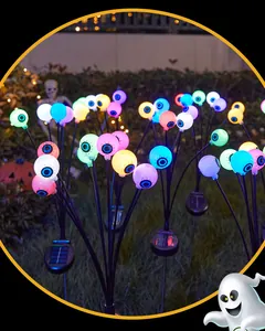 Luces solares de jardín para Halloween con estacas de ojos brillantes de colores afuera