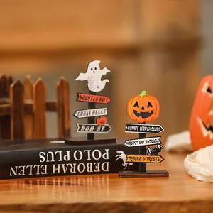 Gros plan d'ornements d'Halloween en bois avec des panneaux fantômes et citrouilles