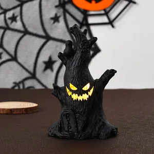 Detailansicht Halloween Gruselbaumstumpf mit leuchtendem Gesicht und Grabstein-Detail