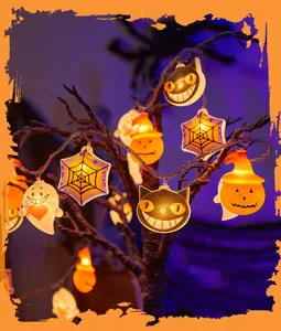 Detailansicht der dekorativen Halloween-LED-Lichterkette mit Kürbis- und Geistmotiven.