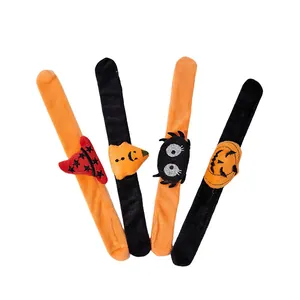 Vier Halloween pluche slap armbanden met pompoen en spin ontwerpen voor kinderen